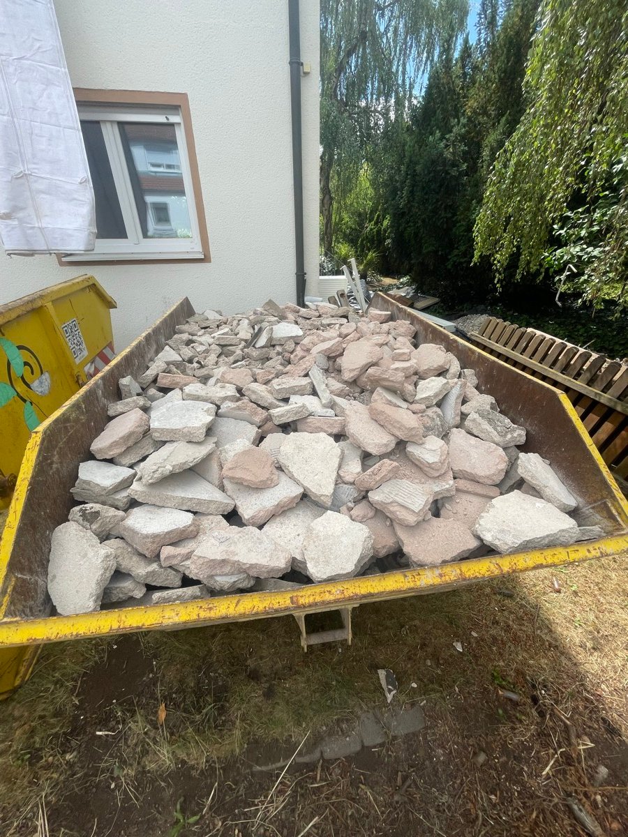 Container mit Bauschutt auf der Baustelle