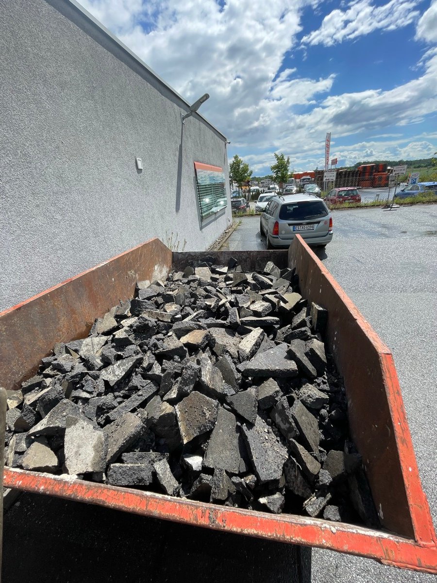 Container mit Bauschutt zur zertifizierten Entsorgung