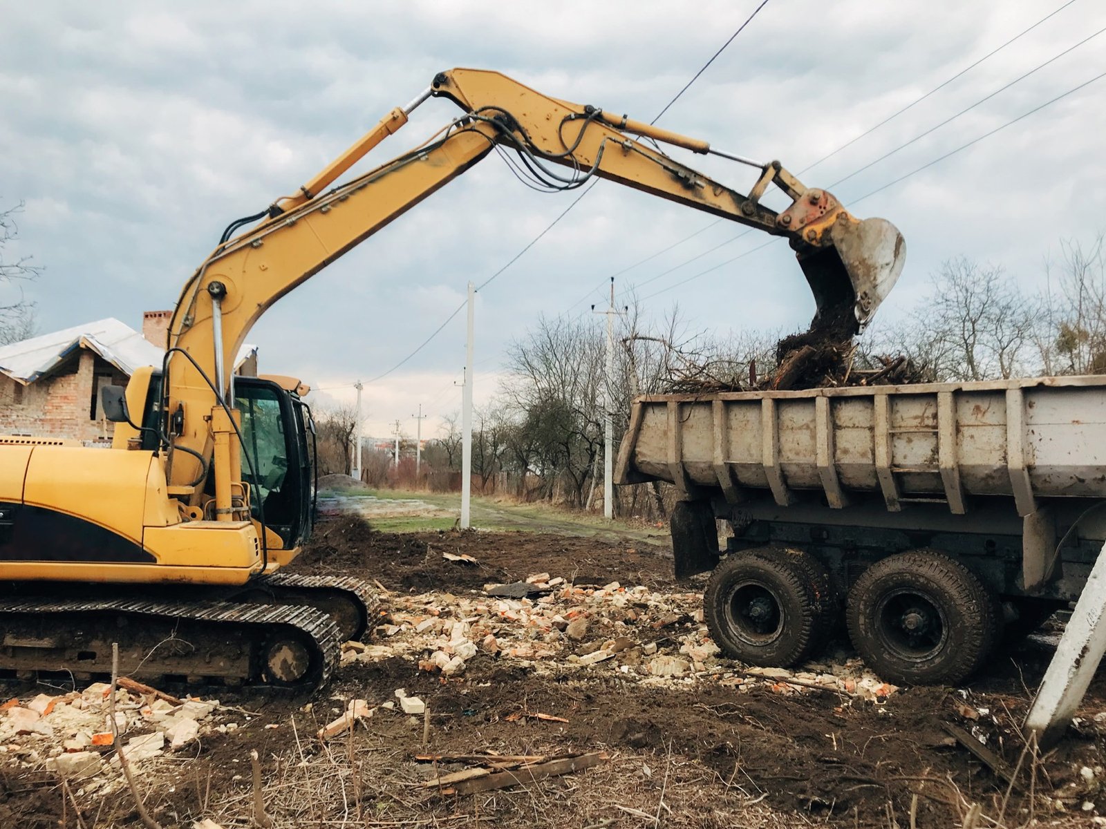 Bagger beim Abbruch eines Gebäudes – Scavi Abbruch im Einsatz